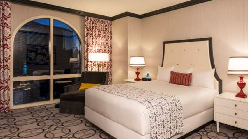 Paris Resort & Casino Las Vegas. King, Burgundy room with Eiffel