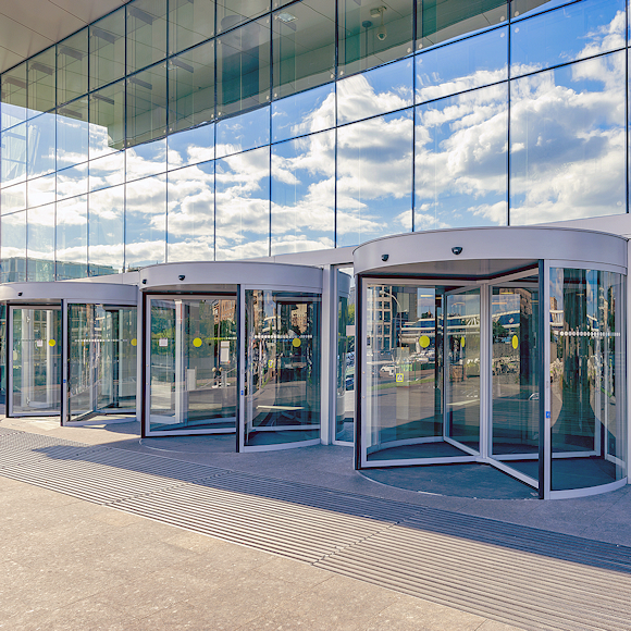 Fig. 4: Automatic door sensors connected by Sub-1 GHz deliver information via Bluetooth low energy to the smartphone.