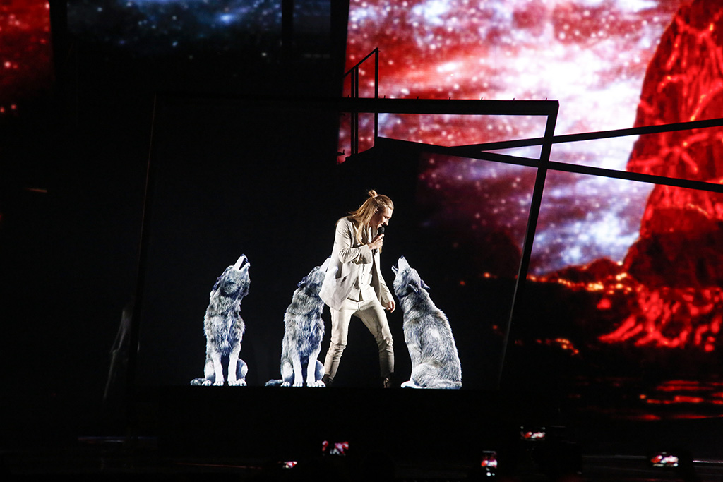 Ivan from Belarus performed with a projection of himself and wolves, Pepper’s ghost-style. (Photo Thomas Hanses (EBU))