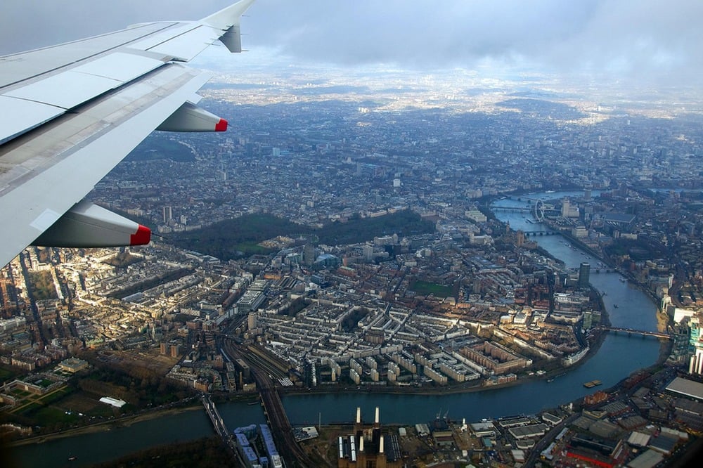 Пригород самолет. Лондон вид с самолета. Вид на город с самолета. Вид сверху из самолета. Германия вид с самолета.