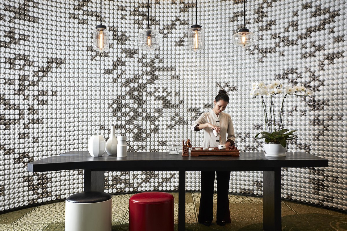 Elizabeth Weiner designed a wall made of teacups at the Shanhaitian Resort Sanya