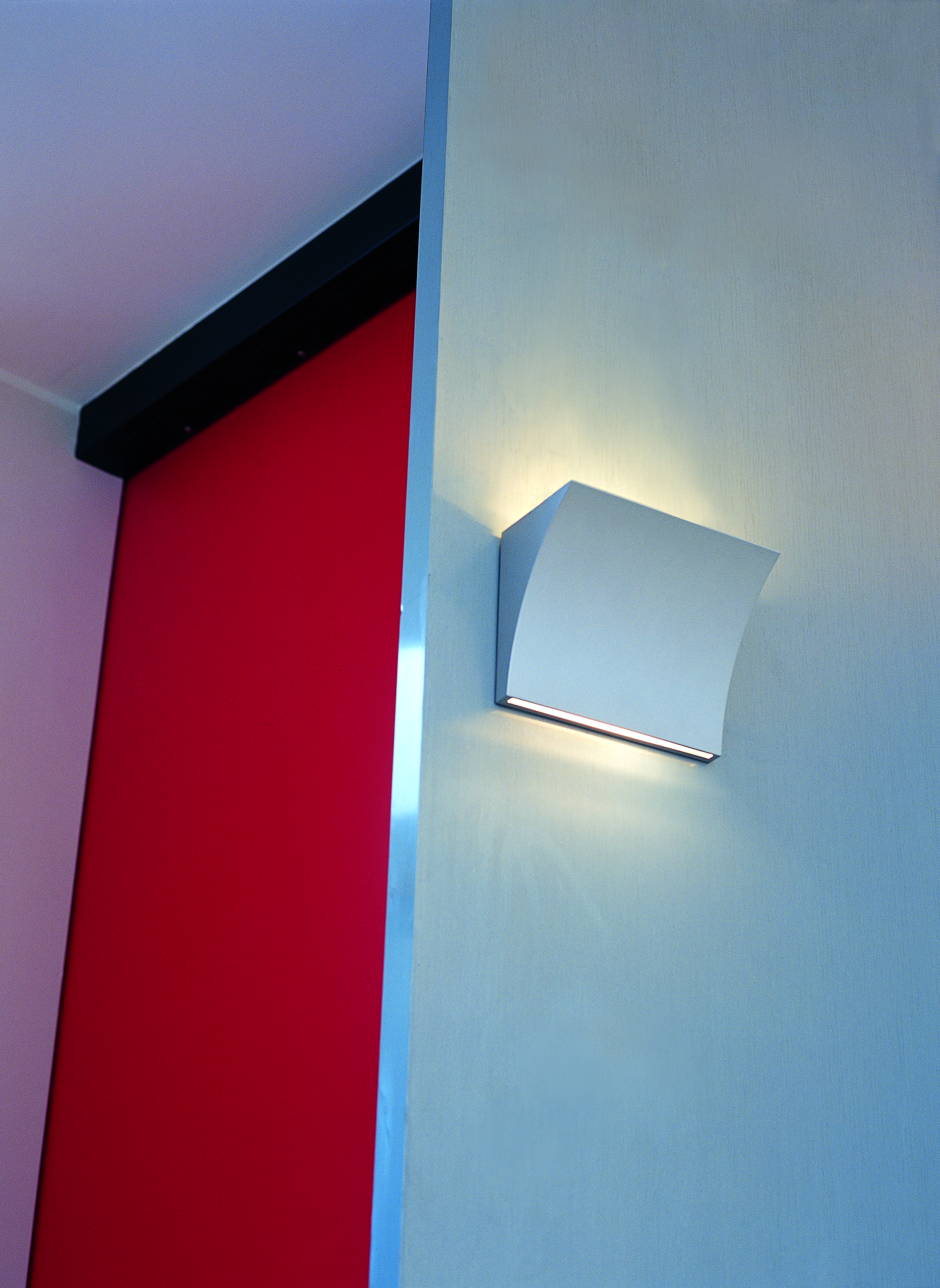 Pochette Up  Down LED provides upward and downward lighting
