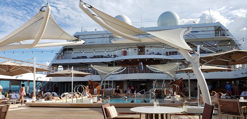 Pool deck of Seabourn Ovation 