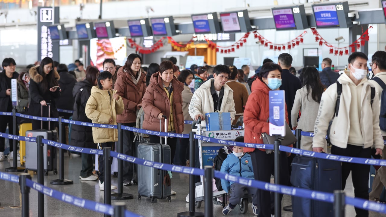 Chinese travellers queue at aiport