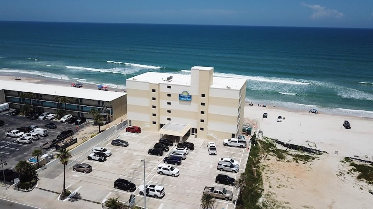 exterior of Days Inn 