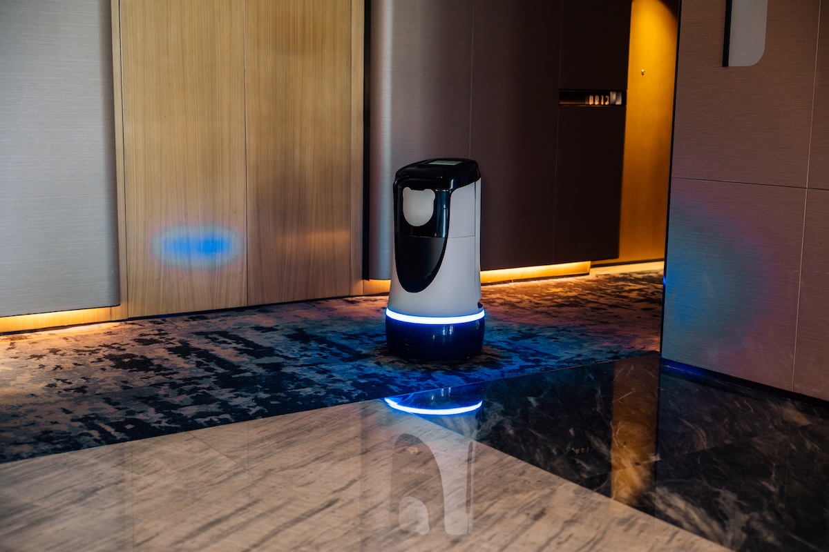 Robot robots hotel cleaning delivery