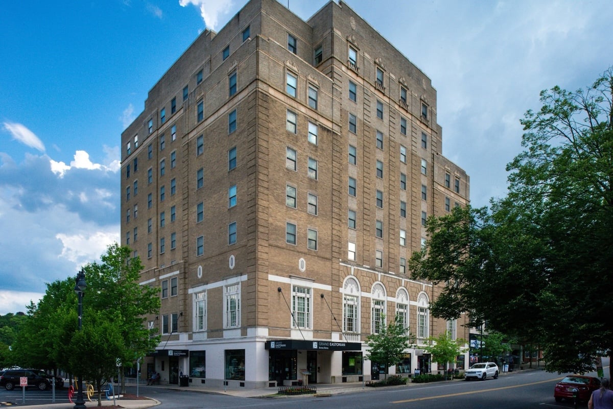 Grand Eastonian Hotel  Suites