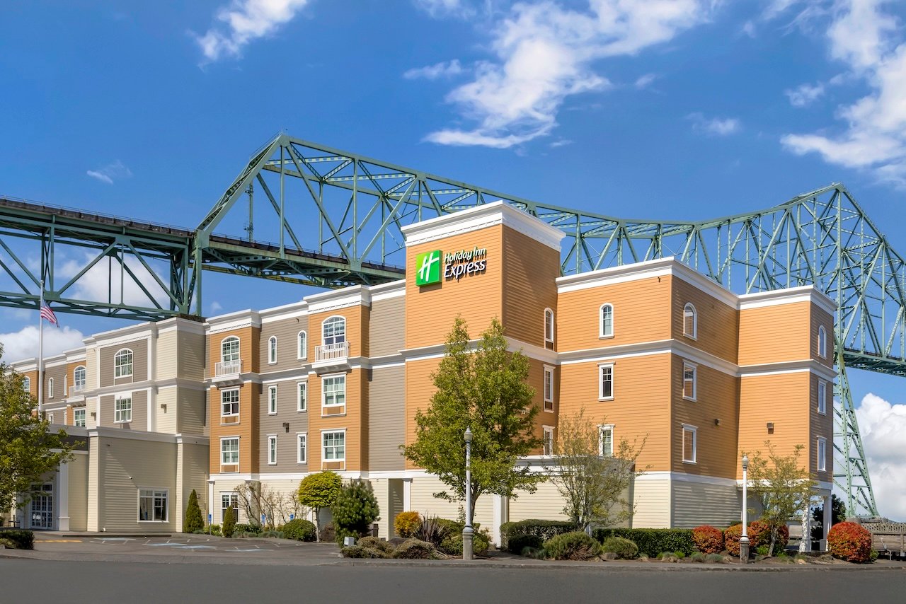 exterior of HI Express