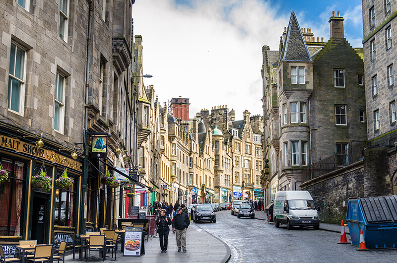 A couple walking down the street in the Edinburgh city center