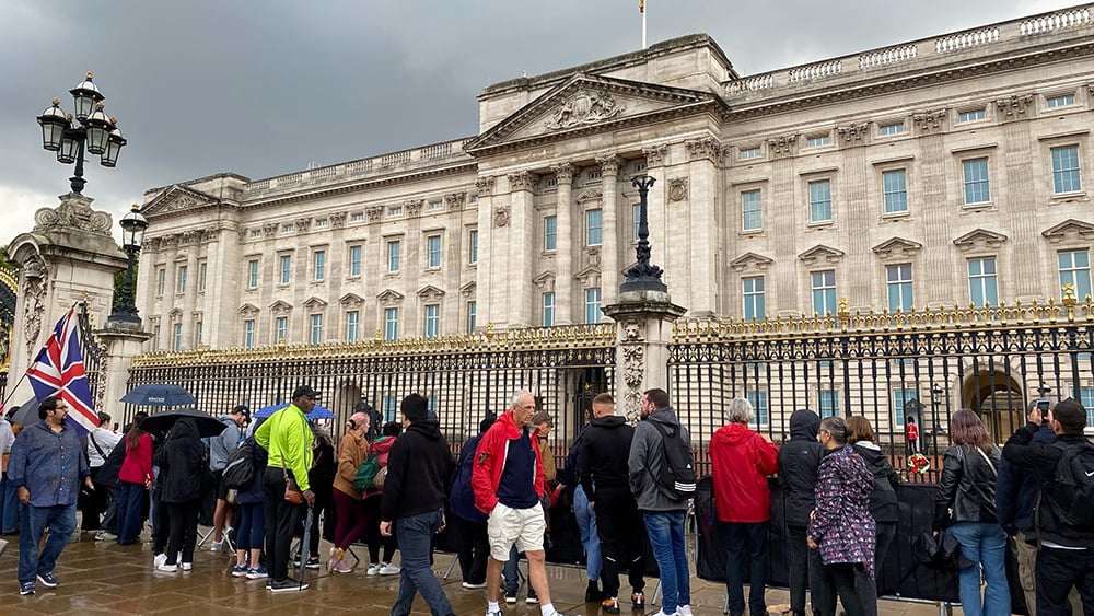 Crowds gather outside Buckingham Palace after death of Queen Elizabeth II
