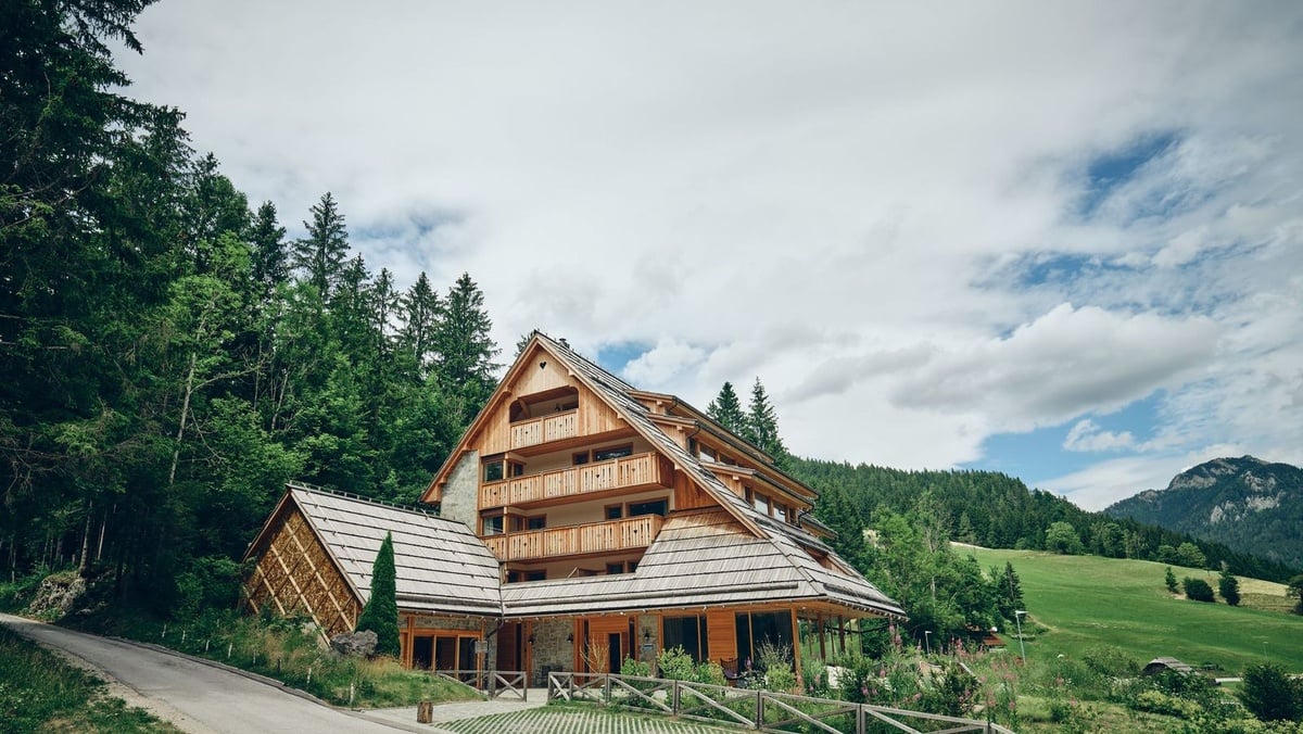 Hilton and Small Luxury Hotels of the World Mark One-Year Partnership with Global Expansion