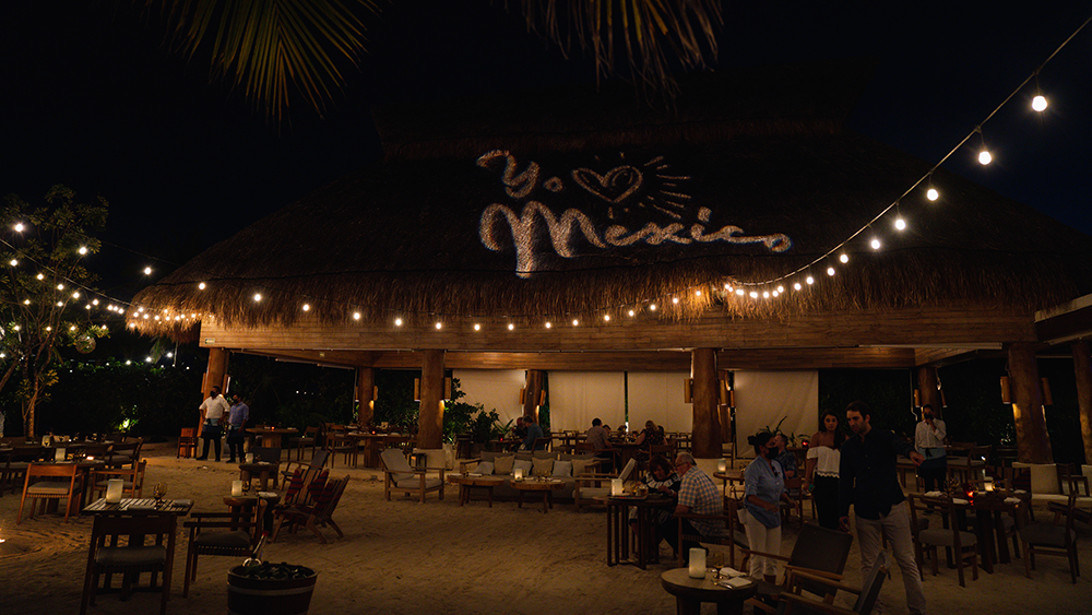 Yo Amo Mexico written in lights on a palapa