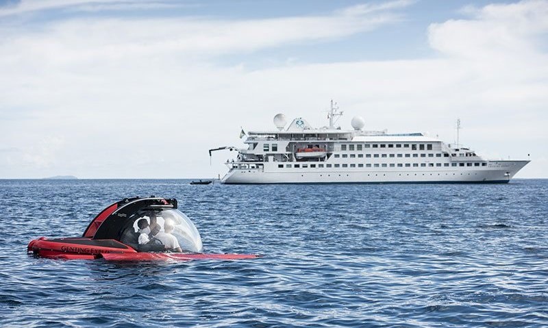 Crystal Esprit yacht and its submersible