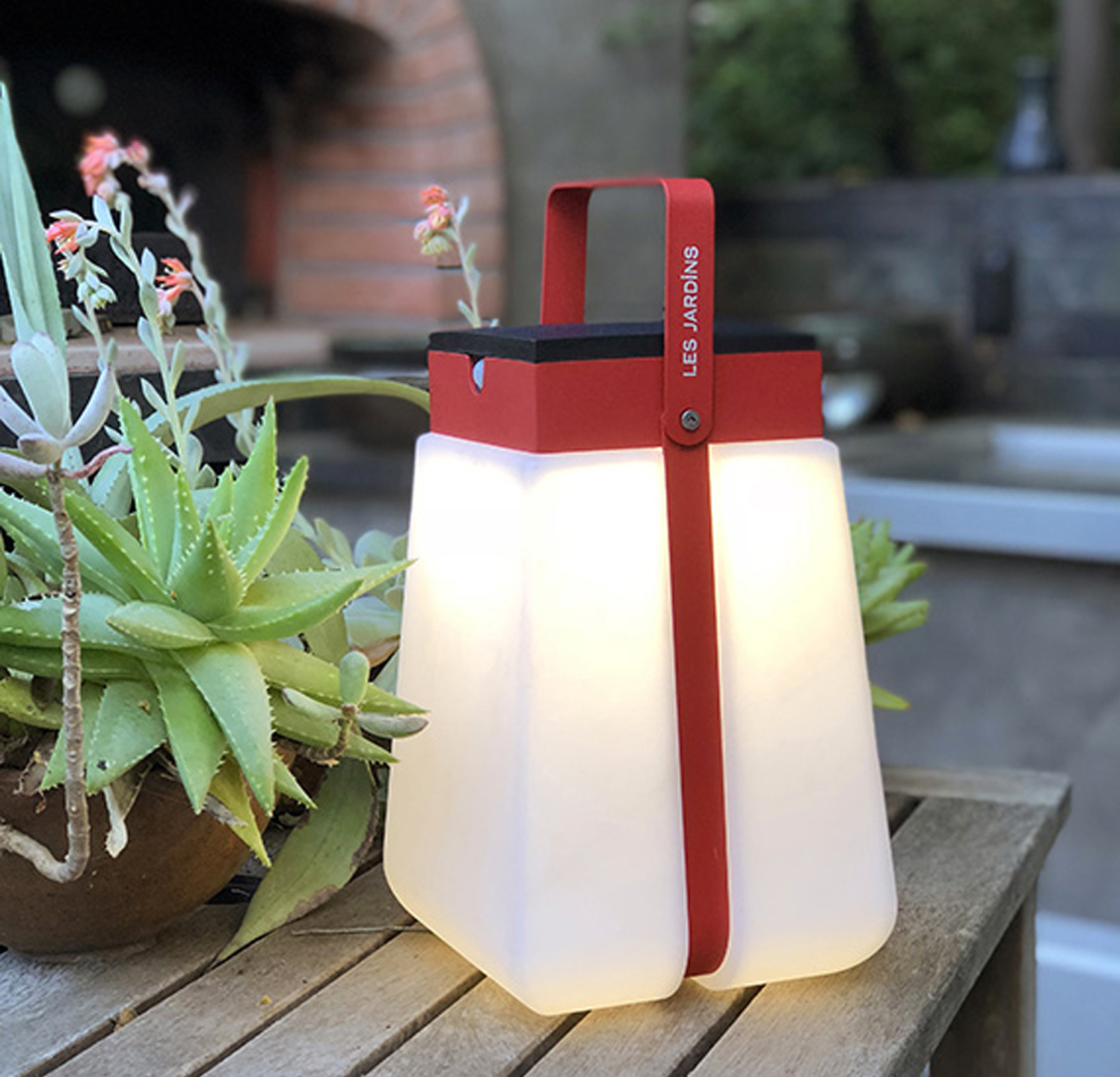 The Bump solar lantern features a rounded and tapered 360 diffuser shell crafted from the same plastic material that kayak