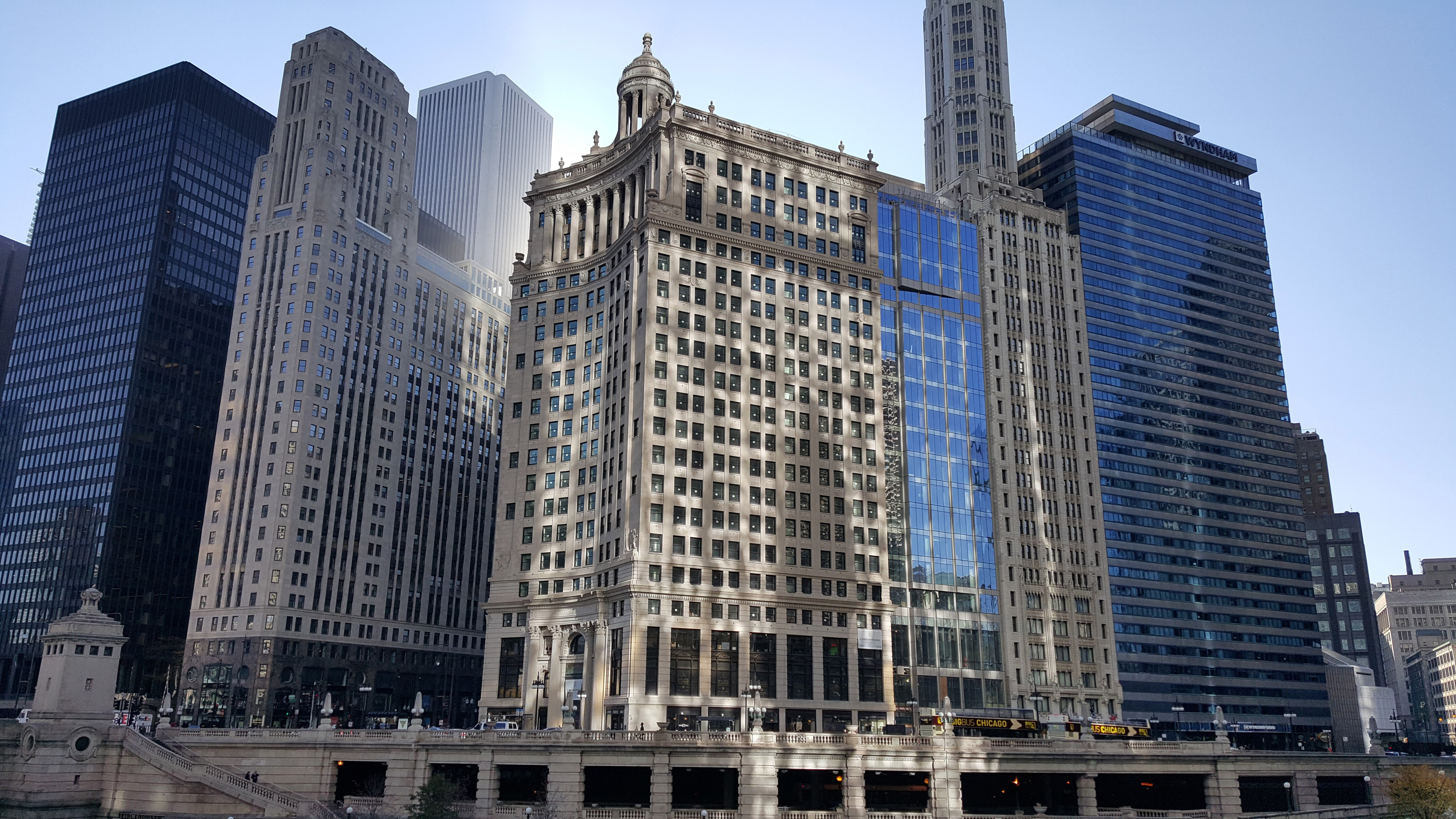 Union Investment acquired LondonHouse in Chicago from Oxford Capital via a sale-and-leaseback in April 2016  