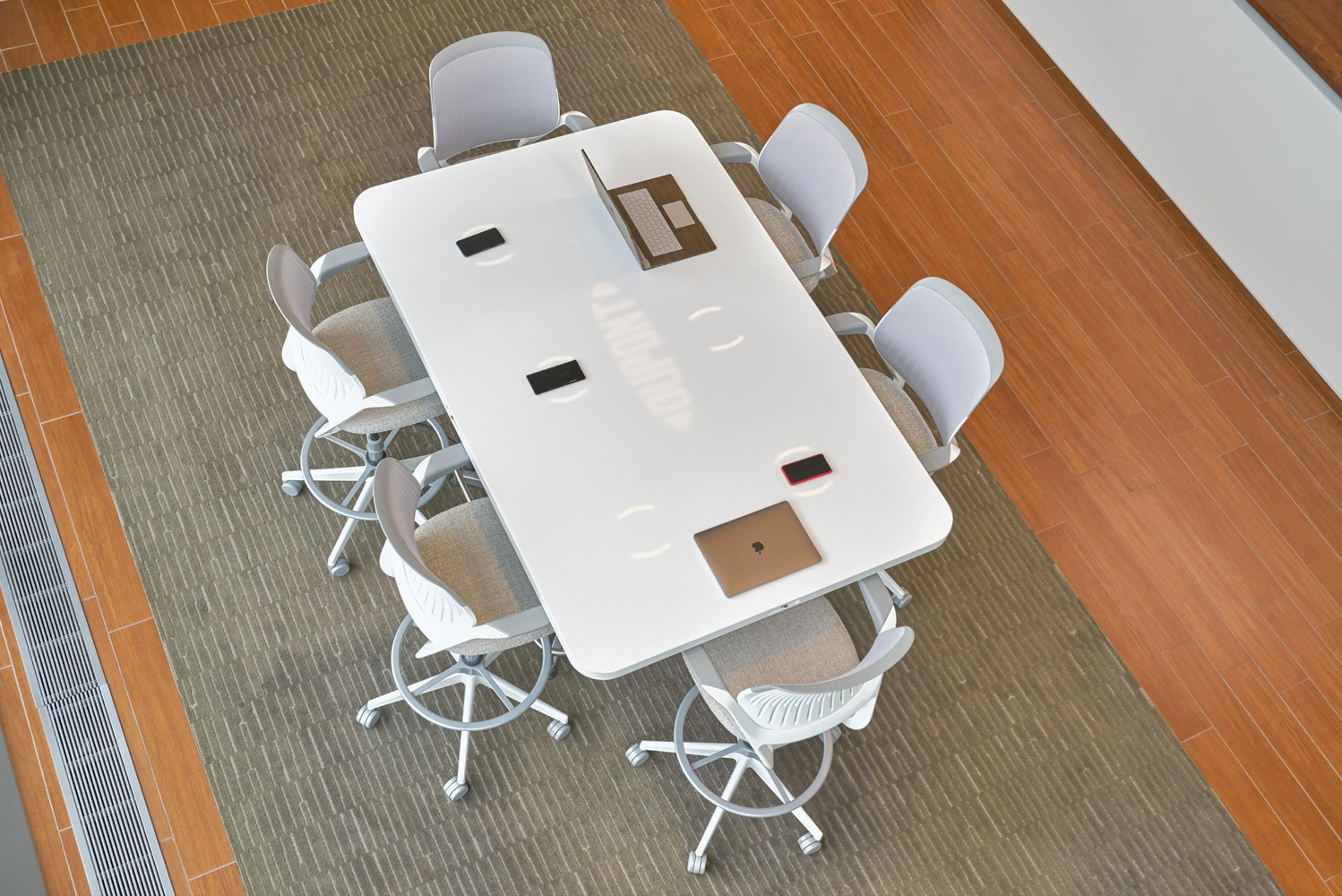 The table combines DuPonts experience in the fields of technology and design offering a collaboration solution with confe