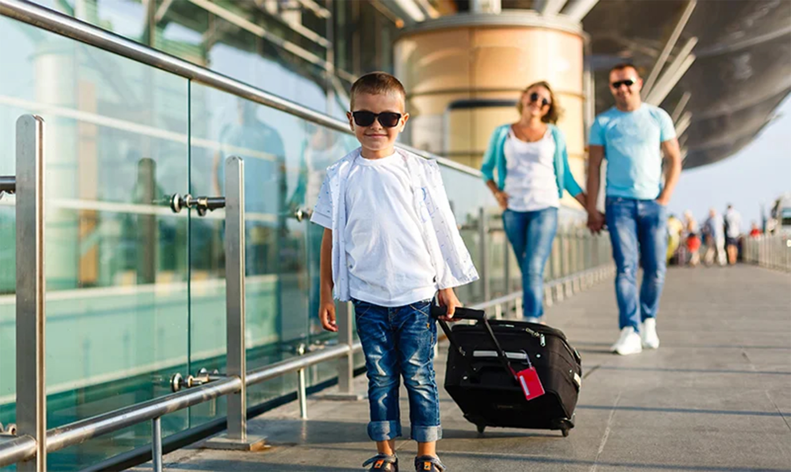 kid traveling with parents