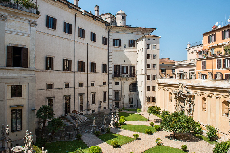 A view over the Palazzo Borghese Garden in Hotel Viln
