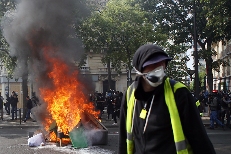 Paris riots by Black Bloc