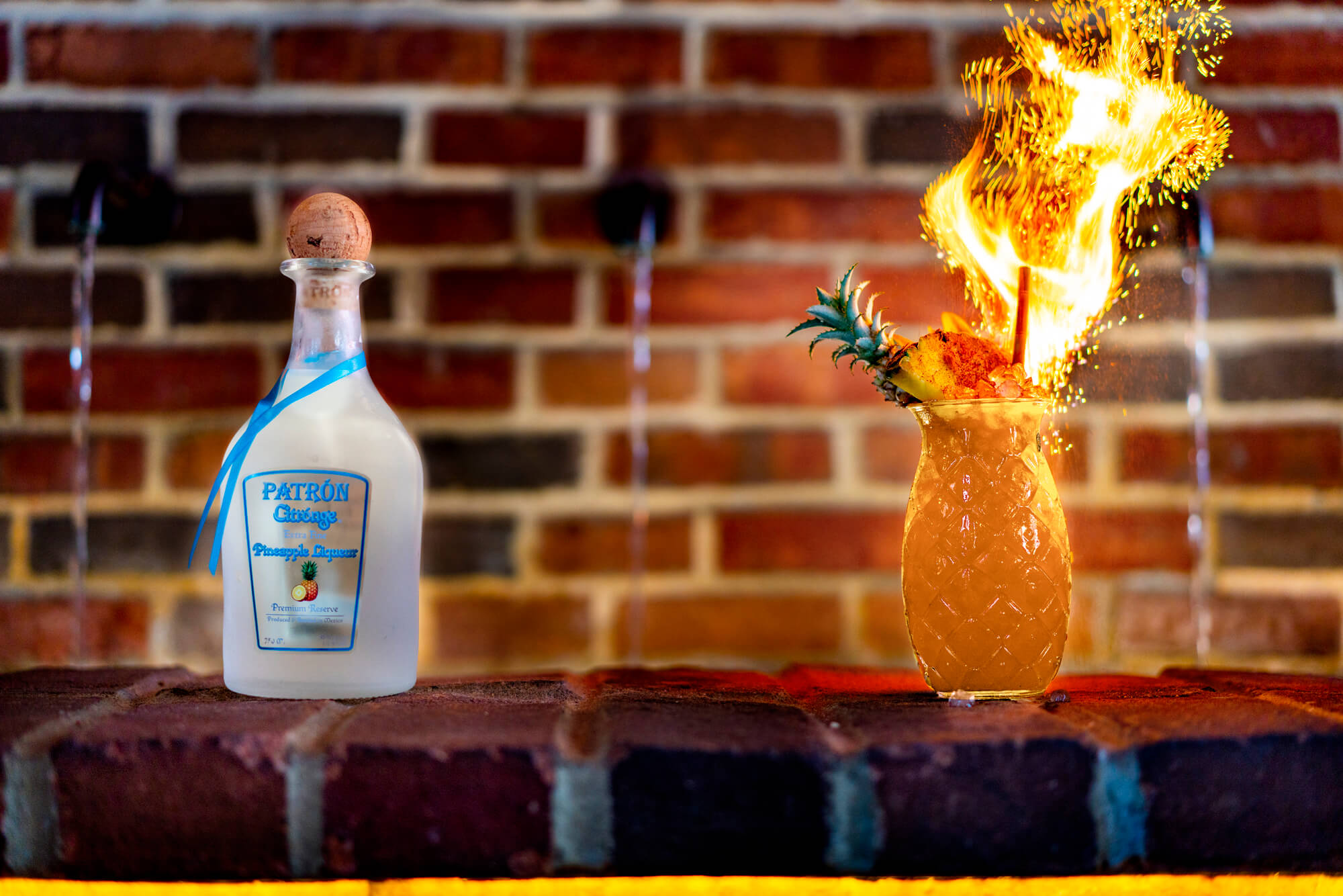 La Pia Swizzle cocktail en fuego