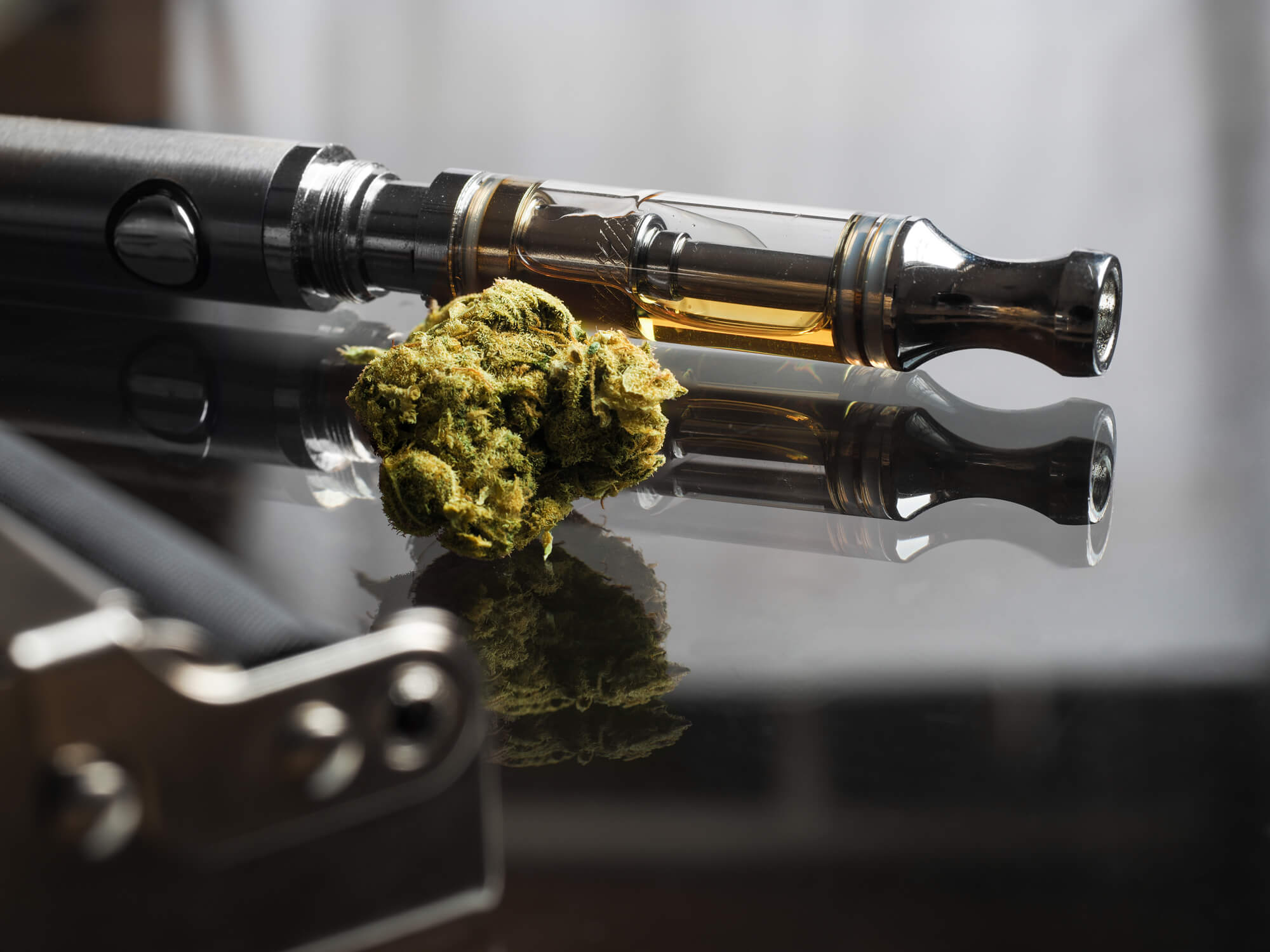 Cannabis oil vaporizer and marijuana bud