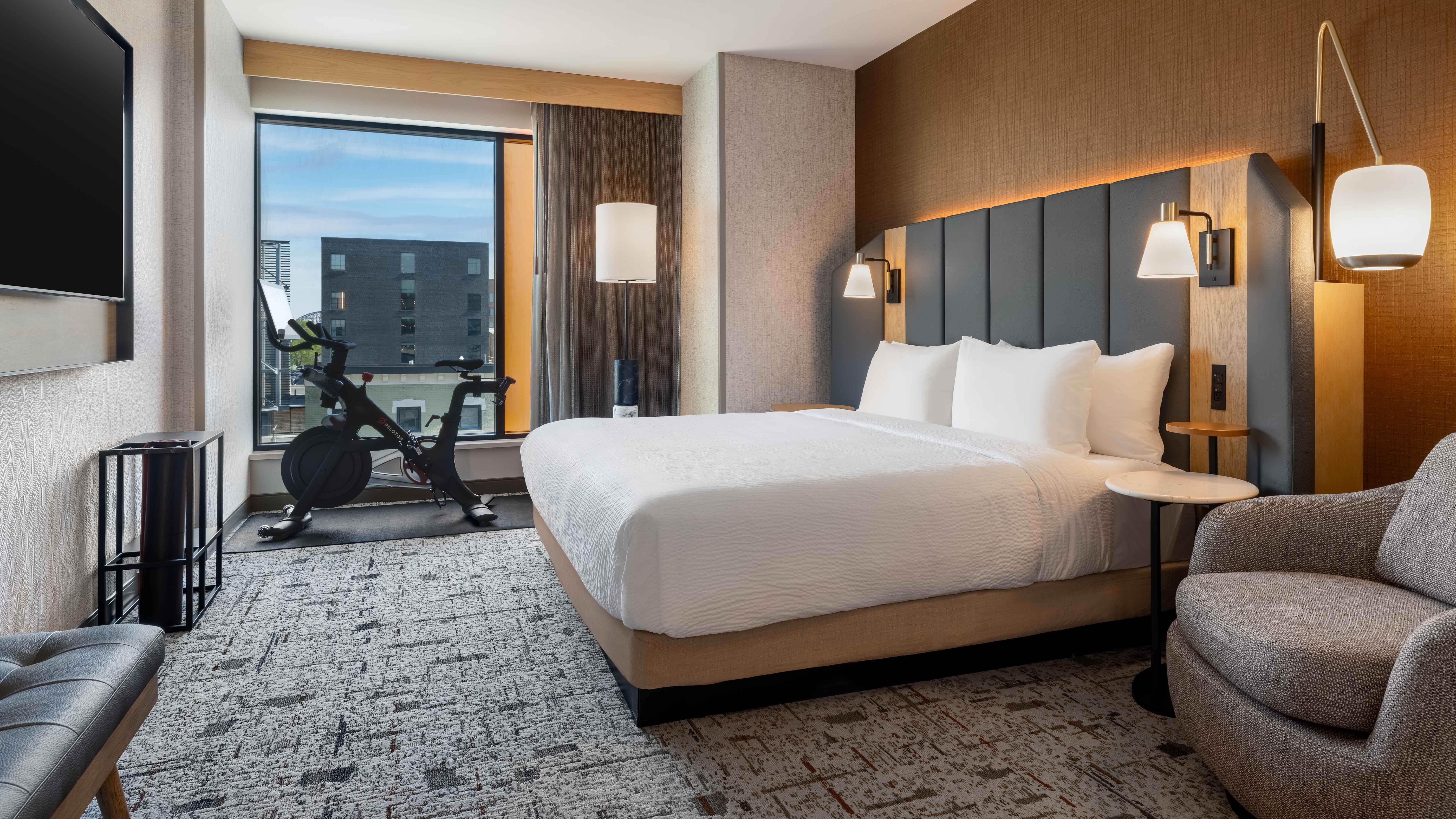 Tempo by Hilton Louisville Downtown NuLu king guestroom