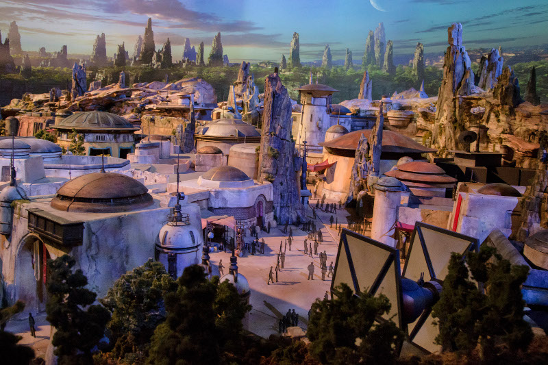 Disneys Star Wars - Galaxys Edge Opens in 2019