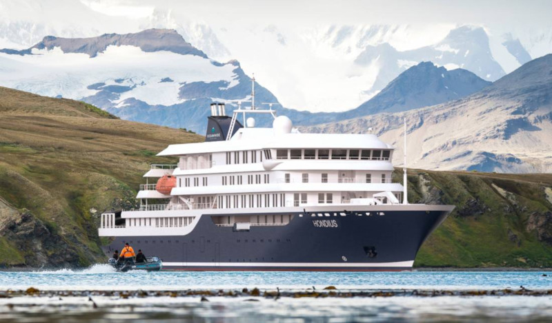 Image of cruise ship in the arctic 