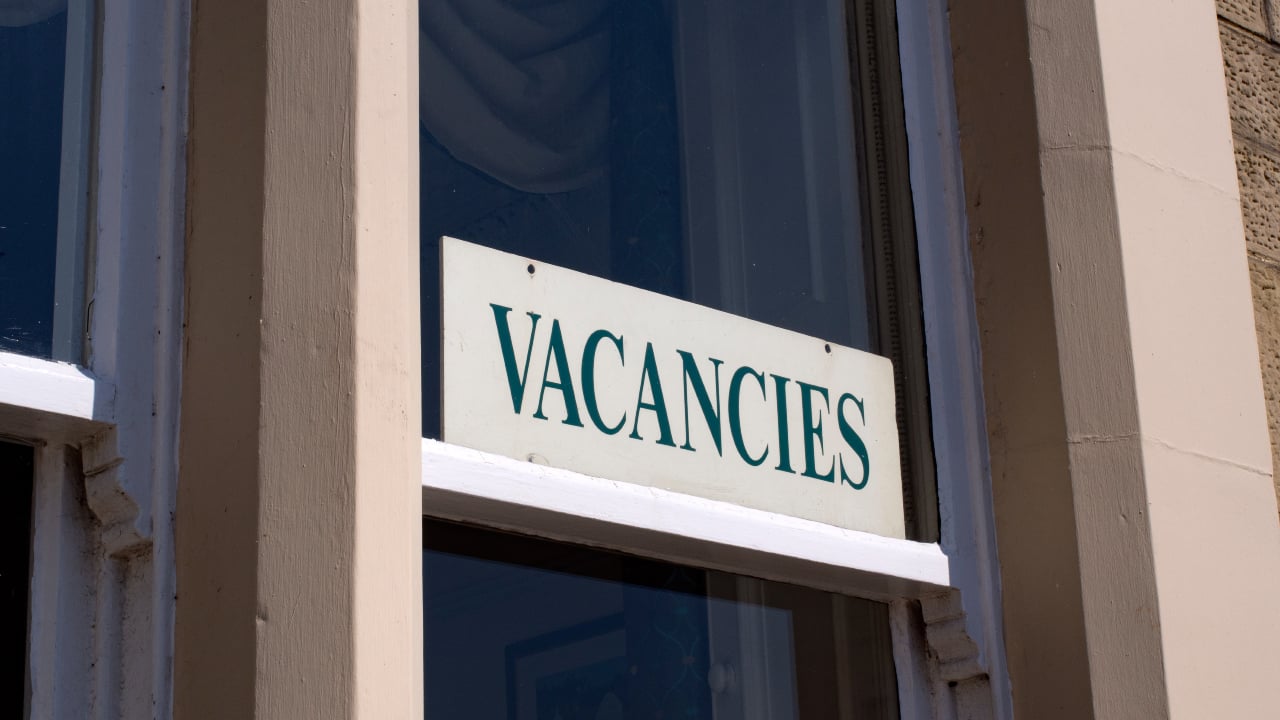A bed and breakfast sign in a window of a BB in Scotland showing vacancies available