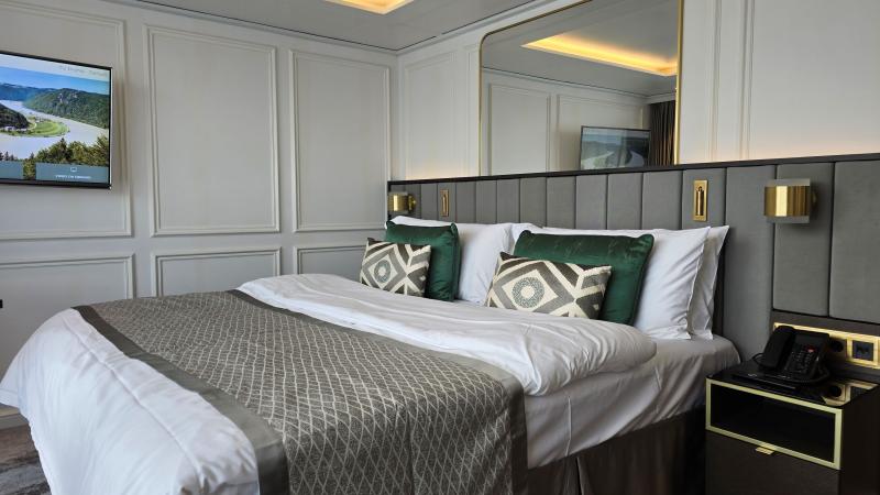 The Seahorse Suite and all others on Riverside Debussy too have king-sized beds that face a large expanse of glass. 