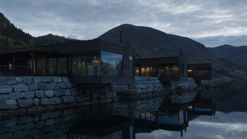 Tunheimsfjøra Lodge, a contemporary cantilevered lodge in Norway