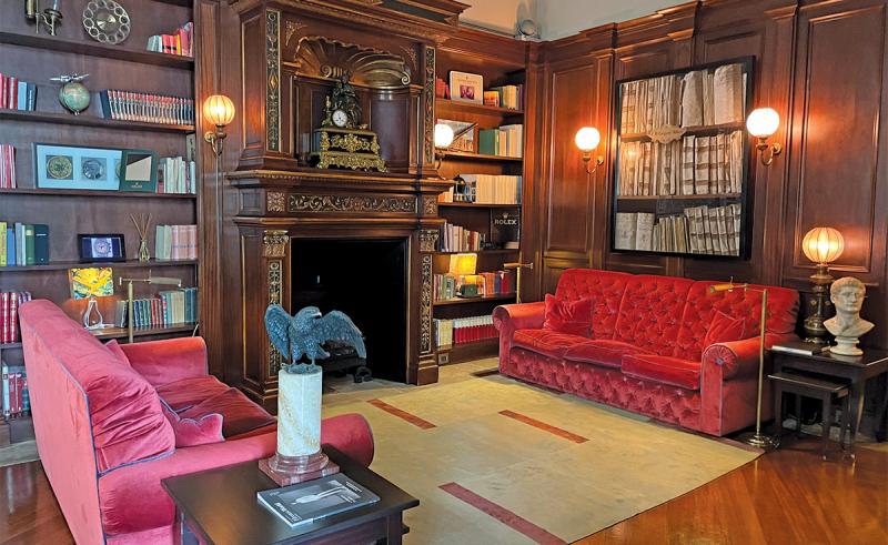 Guests at Hotel L’Orologio Florence can choose to relax with a book  at the library salone.