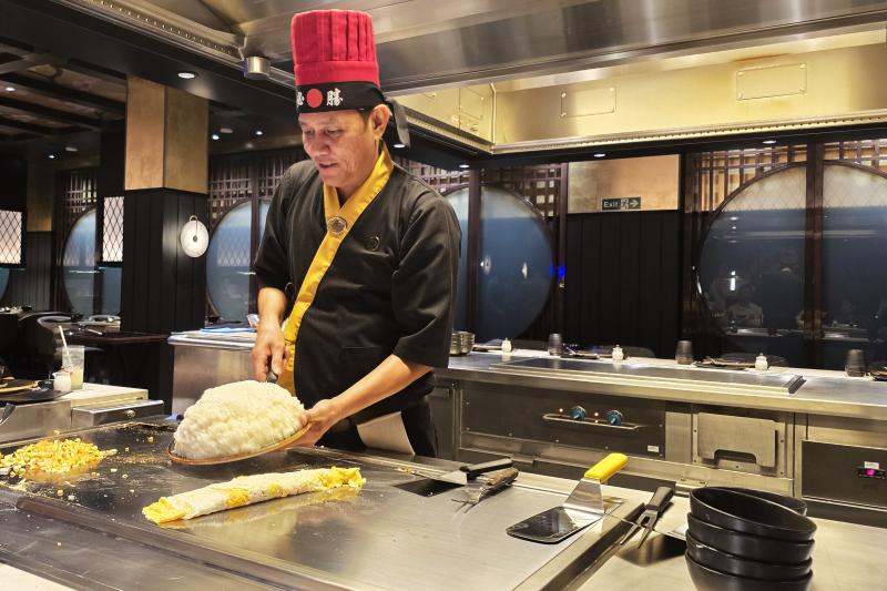 A talented, entertaining chef at Umai Teppanyaki makes stir-fried rice. 
