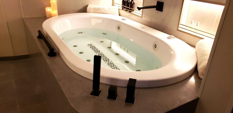 Whirlpool tub in Couple's Treatment Room in Otium spa on Silver Dawn.