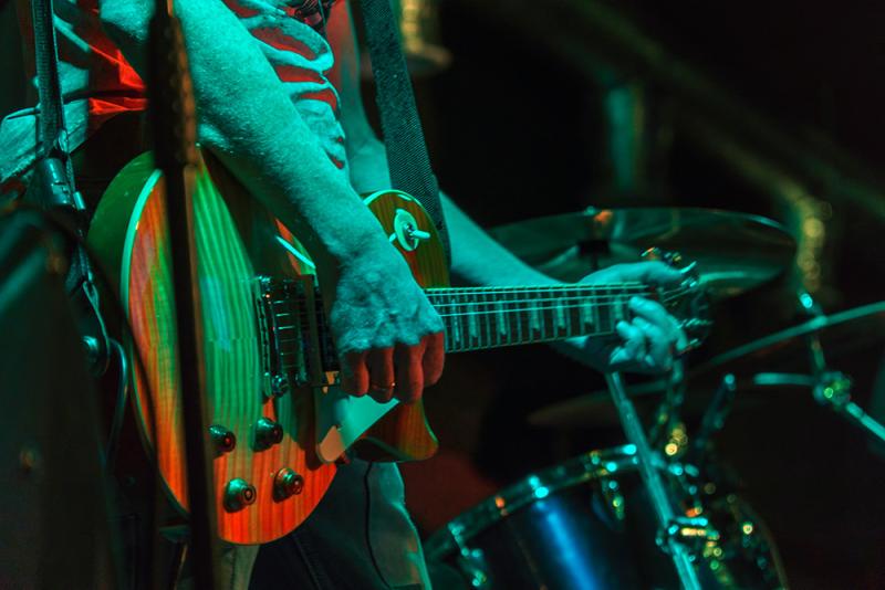 live music in bars and restaurants