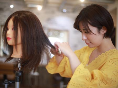 Student-learning-to-cut-hair