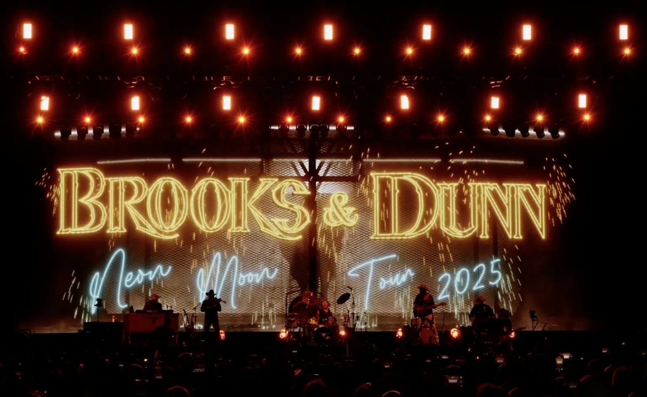 邦楽 Beachside talks neoneo Brooks And Dunn Neon Moon Tour Glows With Luz Studio And