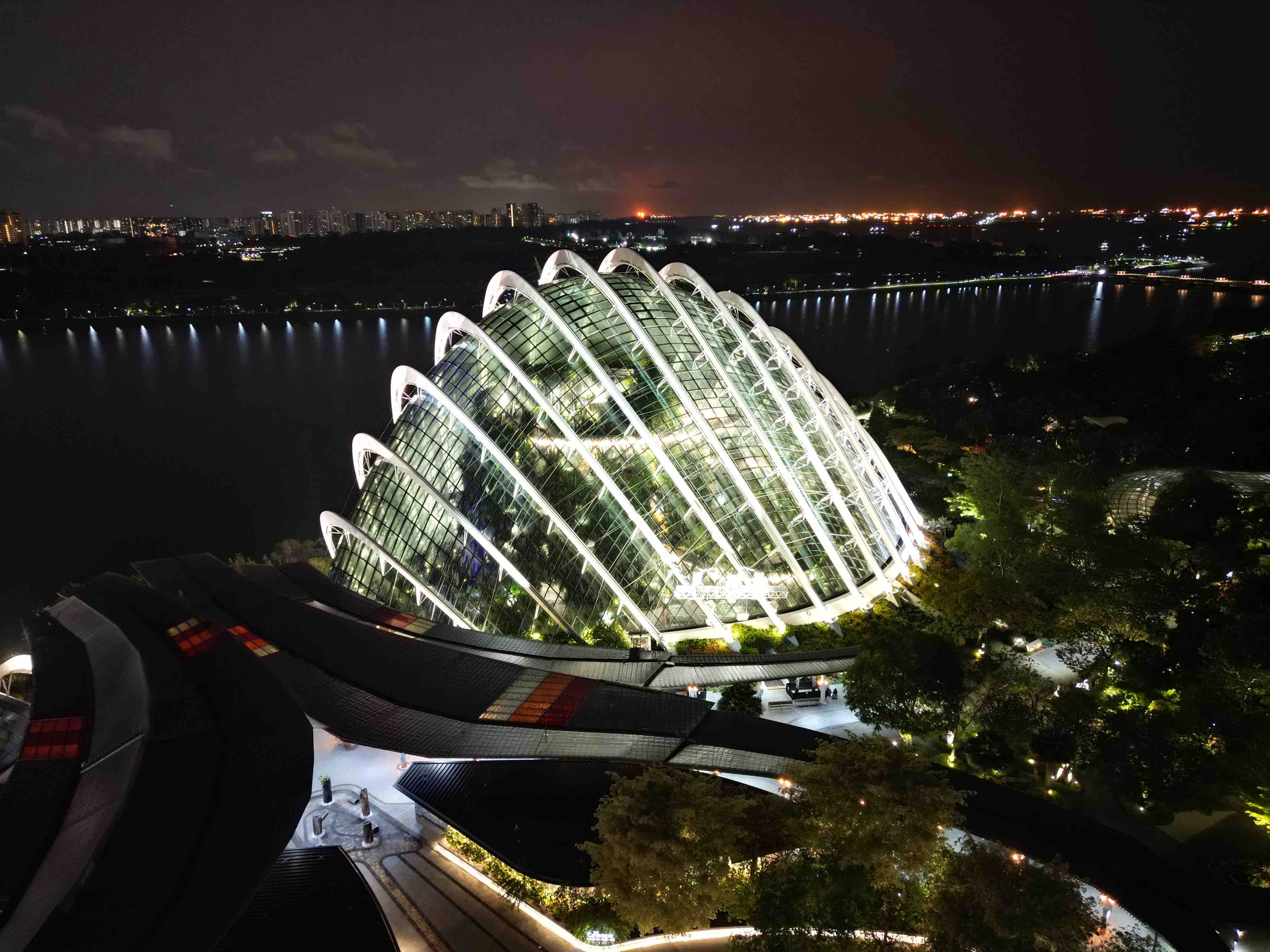 Ayrtons Domino LT light up the Gardens on the Bay Conservatories during the Singapore Airlines Singapore Grand Prix F1 ni