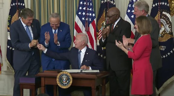 photo of biden at signing of Inflation Reduction Act 