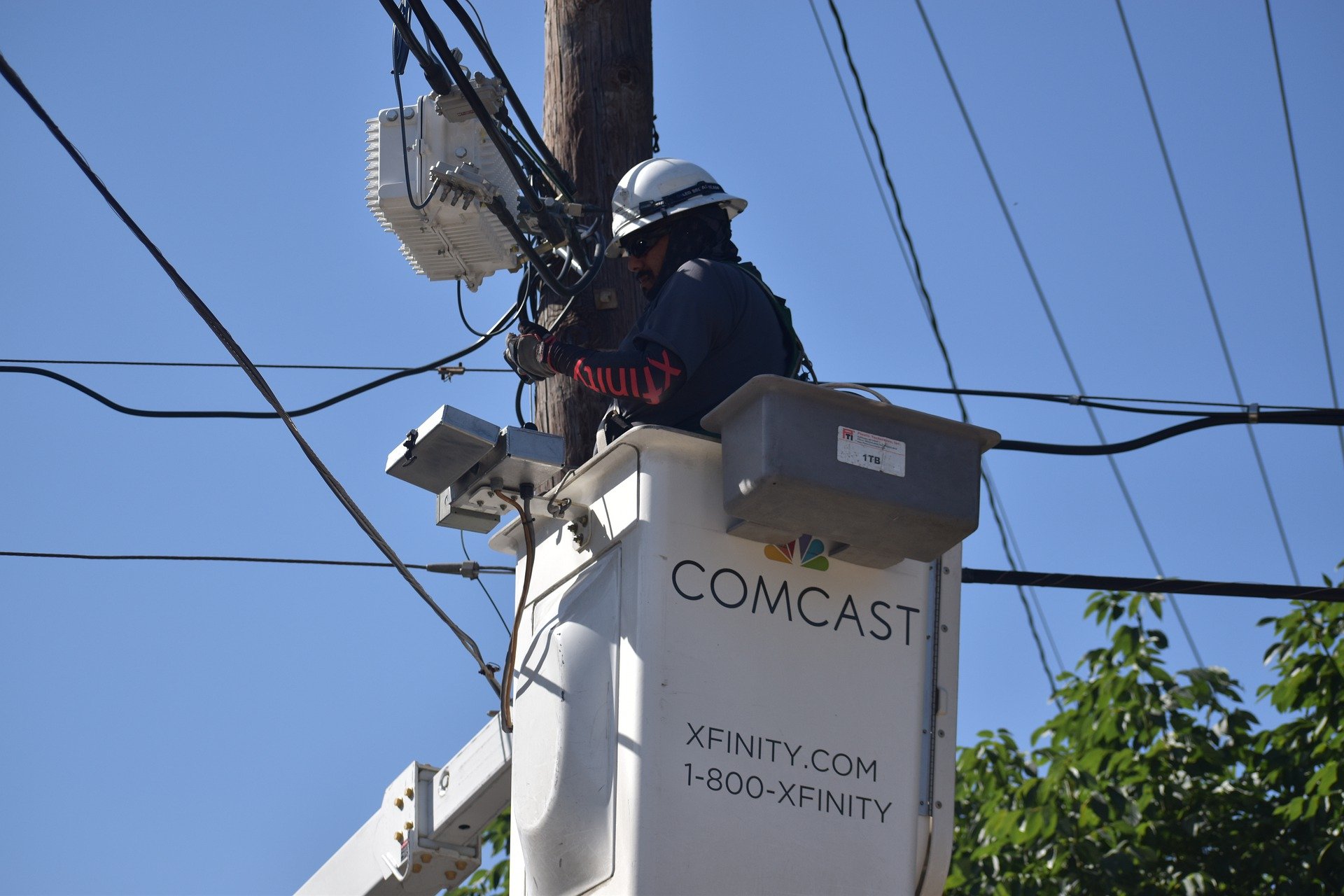 comcast utility pole work cable