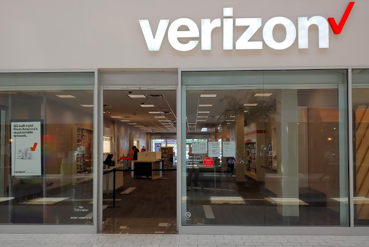 Verizon raises minimum wage for customer service, retail staff to $20/hour