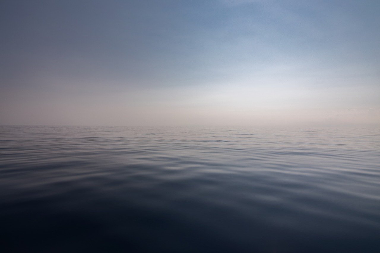 Empty ocean and horizon