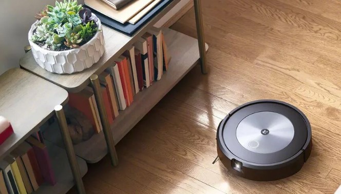 roomba robot vacuums and avoids objects