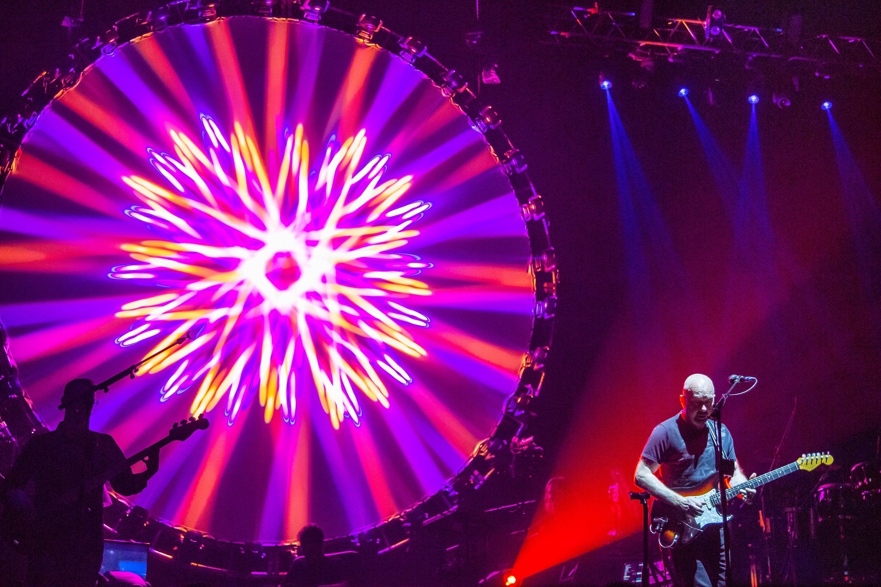 elation helps recreate iconic pink floyd looks on brit floyd world tour 2021 live design online