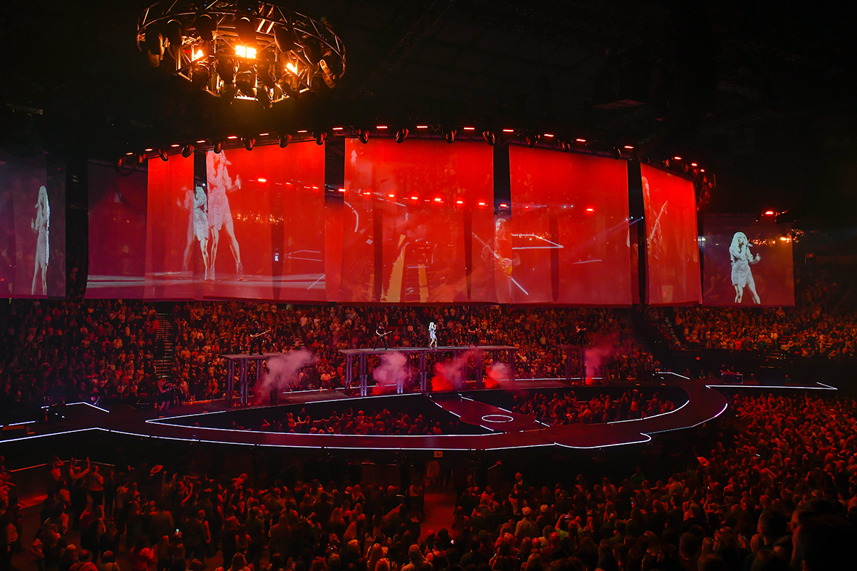 special effects for Carrie Underwood Cry Pretty 360 tour