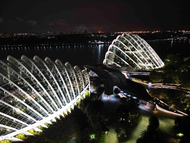 Ayrton’s Domino LT light up the Gardens on the Bay Conservatories during the Singapore Airlines' Singapore Grand Prix F1 night race © Hexogon Solution Pte Ltd
