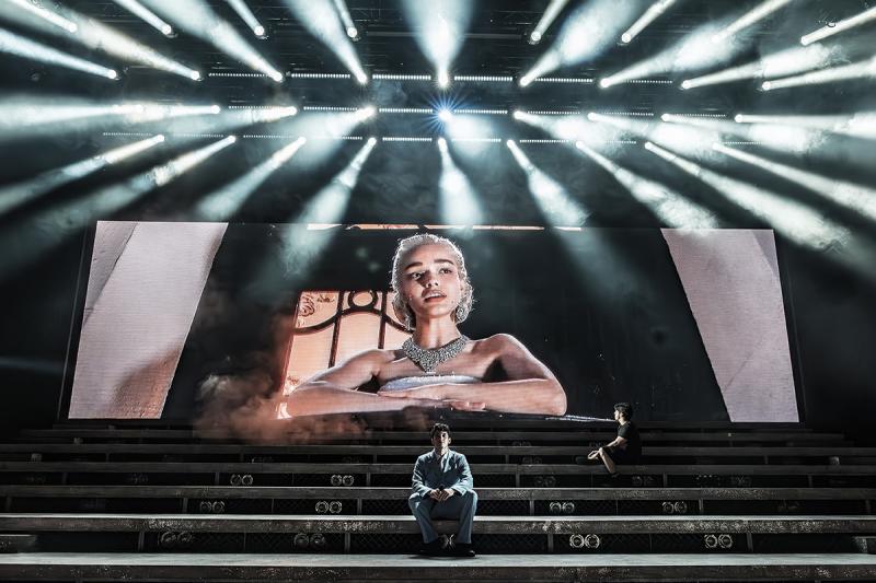 Rachel Zegler (Eva Perón) & James Olivas (Juan Perón).