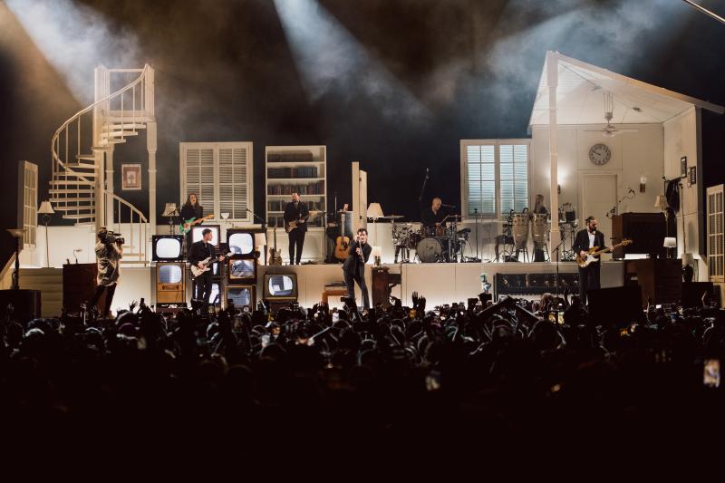 The 1975 Tour, wide shot of stage