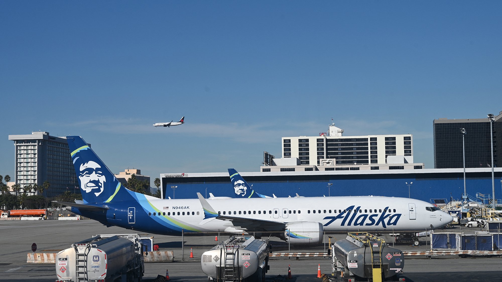 alaska airlines boeing airplane