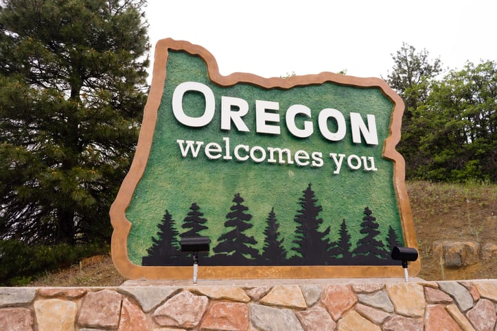 A sign that reads Oregon welcomes you